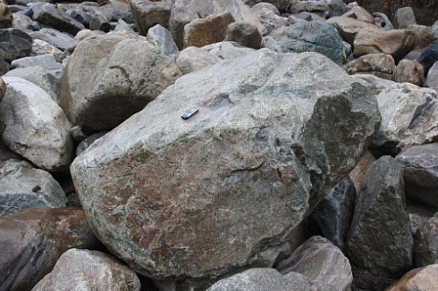 Kamenclub.ru: Гранит скальник (серо-зеленый) фр. 500-1500 мм.  купить в Московской области гранит мрамор  серый зеленый темно-серый глыба скальная колотая ландшафтная 7 500 руб/т   фото КАМЕНЬ КЛУБ