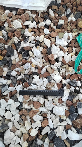 Kamenclub.ru: Мраморная крошка (щебень крошка микс : белый-черный-розовый) фр. 20-40 мм.  купить в Московской области мрамор белый, черный, розовый декоративная ландшафтная крошка 12000 руб/т   фото КАМЕНЬ КЛУБ