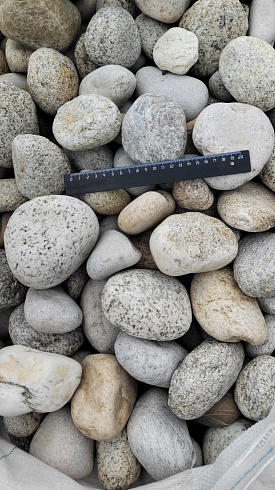 Kamenclub.ru: Галька речная окат (серо-белая) фр. 70-120 мм купить  в Московской области галька галечник бело-серая, серо-белая, серая, белая речная природная галька  8000 руб/т   фото КАМЕНЬ КЛУБ