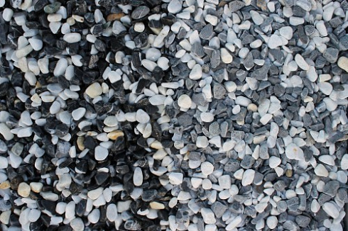 Kamenclub.ru: Мраморная крошка (щебень галтованный микс:белый-черный) фр.10-20 мм.  купить в Московской области мрамор белый, черный окатанные округлые декоративные ландшафтные камни щебня 15500 руб/т   фото КАМЕНЬ КЛУБ