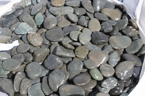 Kamenclub.ru: Галька речная плоская (темно-серая) фр. 100-200-300 мм. купить  в Московской области галька речная плоская темно-серый, серый, синий речной галечник плоский 9000 руб/т   фото КАМЕНЬ КЛУБ