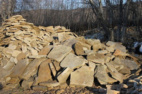 Kamenclub.ru: Песчаник плиты - плахи - пошаговые дорожки (фр. 70-150 мм)  купить в Московской области песчаник серый бежевый желтый зеленый колотый песчаник строительный 6500 руб/т   фото КАМЕНЬ КЛУБ