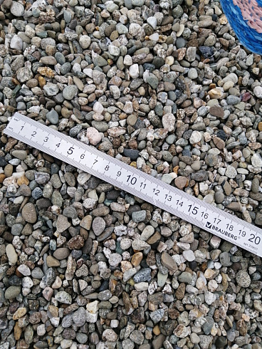 Kamenclub.ru: Галька речная окат (серая) фр.3-5 мм купить  в Московской области галька речная серая бежевый темно-серый окатанный речной камень округлый 9500 руб/т   фото КАМЕНЬ КЛУБ