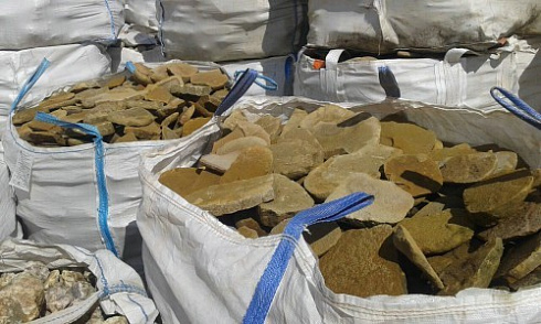 Kamenclub.ru: Песчаник колотый для облицовки (фр. 2-3 см)  купить в Московской области песчаник бежевый серый рыжий песчаник строительный 5000 руб/т   фото КАМЕНЬ КЛУБ