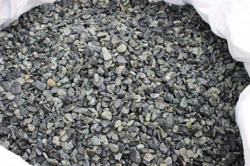 Kamenclub.ru: Щебень галтованный зеленый (змеевик) фр. 20-40 мм.  купить в Московской области мрамор зеленый, салатовый оголтованный щебень мраморный 12500 руб/т   фото КАМЕНЬ КЛУБ