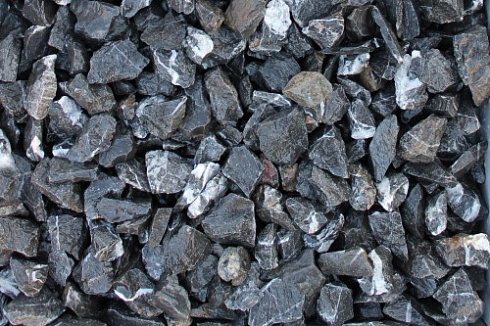 Kamenclub.ru: Щебень крошка черный (мрамор) фр. 3-5 мм.  купить в Московской области мрамор черный белый с прожилками щебень мраморный декоративный колотый 18000 руб/т   фото КАМЕНЬ КЛУБ