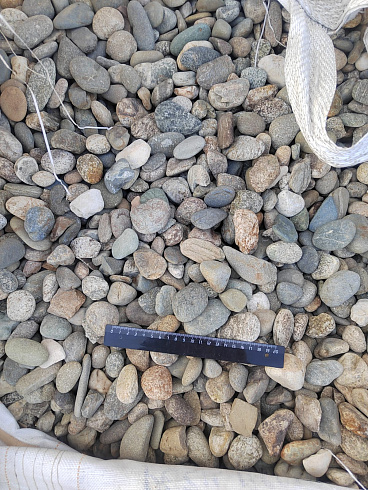 Kamenclub.ru: Галька речная окат (серая) фр.40-60 мм купить  в Московской области галька речная серый бежевый рыжий коричневый округлый речной камень 5000 руб/т   фото КАМЕНЬ КЛУБ