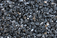 Kamenclub.ru: Щебень крошка черный (мрамор) фр. 3-5 мм.  купить в Московской области мрамор черный белый с прожилками щебень мраморный декоративный колотый 18000 руб/т   фото КАМЕНЬ КЛУБ