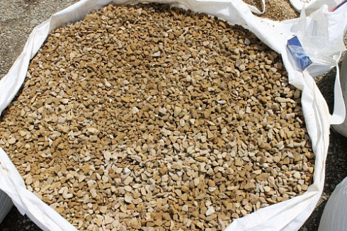 Kamenclub.ru: Щебень крошка желтый (песчаник) фр. 10-20 мм.  купить в Московской области песчаник бежевый, серый, рыжий декоративный ландшафтный щебень колотый 9500 руб/т   фото КАМЕНЬ КЛУБ