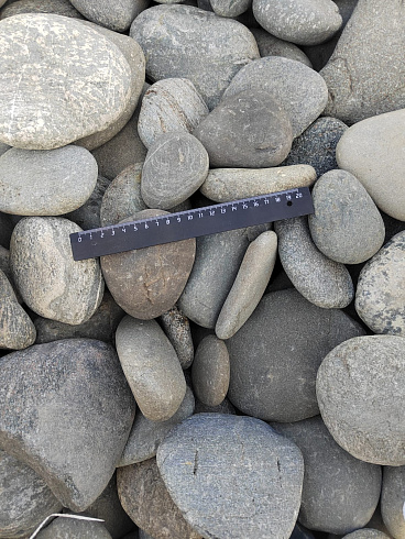 Kamenclub.ru: Галька речная плоская (серо-белая) фр. 70-120 мм. купить  в Московской области галька галечник речной серый, белый окатанная плоская  природная галька 9000 руб/т   фото КАМЕНЬ КЛУБ