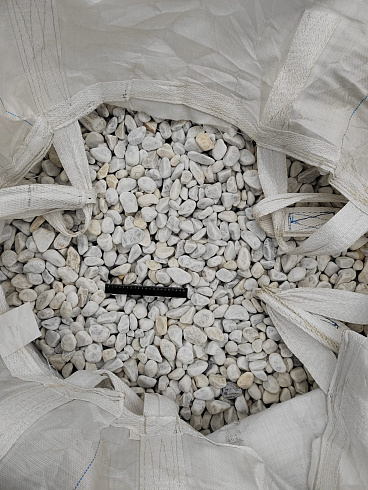 Kamenclub.ru: Мраморная крошка (щебень галтованный белый) фр.40-70 мм.  купить в Московской области мрамор белый молочный айвори окатанный округлый природный камень 17000 руб/т   фото КАМЕНЬ КЛУБ