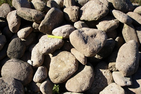 Kamenclub.ru: Конгломераты фр. 300-1000 мм.  купить в Московской области кварц мрамор диабаз коричневый, серый зеленоватый речной валун крупный 6500 руб/т   фото КАМЕНЬ КЛУБ