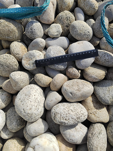 Kamenclub.ru: Галька речная окат (серо-белая) фр. 70-120 мм купить  в Московской области галька галечник бело-серая, серо-белая, серая, белая речная природная галька  8000 руб/т   фото КАМЕНЬ КЛУБ