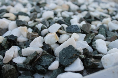 Kamenclub.ru: Мраморная крошка (щебень крошка микс: белый-зеленый) фр. 10-20 мм.  купить в Московской области мрамор белый, зеленый каменная ландшафтная декоративная крошка щебня 9500 руб/т   фото КАМЕНЬ КЛУБ