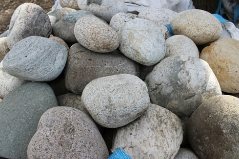 Kamenclub.ru: Речной валун (Ассорти) фр.100-300 мм.  купить в Московской области галечник серый, темно-серый, светло-серый речная галька крупных размеров 4200 руб/т   фото КАМЕНЬ КЛУБ