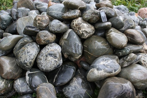 Kamenclub.ru: Валунчик Паутинник фр.100-300 мм  купить в Московской области крупный природный камень галечник темно-серый с прожилками белый черный речной валунчик 5000 руб/т   фото КАМЕНЬ КЛУБ