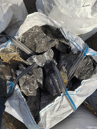 Kamenclub.ru: Черный мрамор скальник фр. 100-500 мм.  купить в Московской области мрамор черный белый серый крупный колотый валун ландшафтный 8500 руб/т   фото КАМЕНЬ КЛУБ