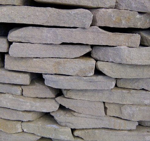 Kamenclub.ru: Песчаник пластушка светло-серый (2,0 см)  купить в Московской области плитняк- ластушка светло-серый, серый рваный ландшафтный плитняк колотый 13800 руб/м3   фото КАМЕНЬ КЛУБ