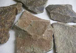 Kamenclub.ru: Песчаник пластушка "фонтанка" серо-зеленая (3,0-5,0 см)  купить в Московской области песчаник серо-зеленая колотые плитки облицовочные пластушки 11400 руб/м3   фото КАМЕНЬ КЛУБ