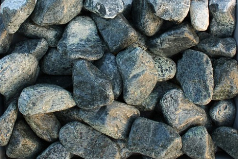 Kamenclub.ru: Щебень галтованный зеленый (змеевик) фр. 50-100 мм.  купить в Московской области галтовка мраморная зеленый, салатовый мрамор 12 500 руб/т   фото КАМЕНЬ КЛУБ