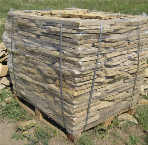 Kamenclub.ru: Песчаник пластушка желтый с рисунком (3 см)  купить в Московской области песчаник желтый с рисунком, рыжий, желтый песчаник пластушка ландшафтная рваная 8 500 руб/м3   фото КАМЕНЬ КЛУБ