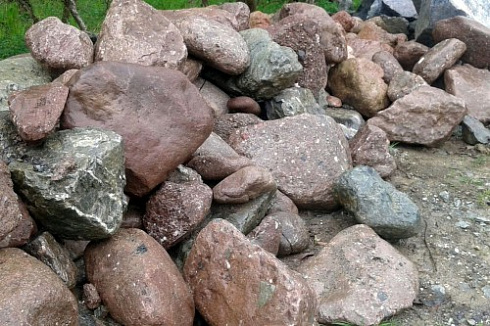 Kamenclub.ru: Конгломераты фр. 300-1000 мм.  купить в Московской области кварц мрамор диабаз коричневый, серый зеленоватый речной валун крупный 6500 руб/т   фото КАМЕНЬ КЛУБ