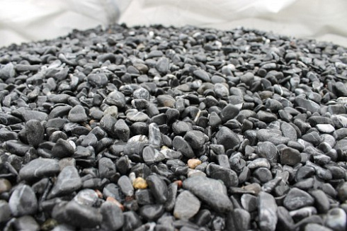 Kamenclub.ru: Щебень галтованный черный (мрамор) фр.10-20 мм.  купить в Московской области мрамор черный с белыми прожилками, черный, белый окатанный округлый ландшафтный декоративный щебень 15000 руб/т   фото КАМЕНЬ КЛУБ