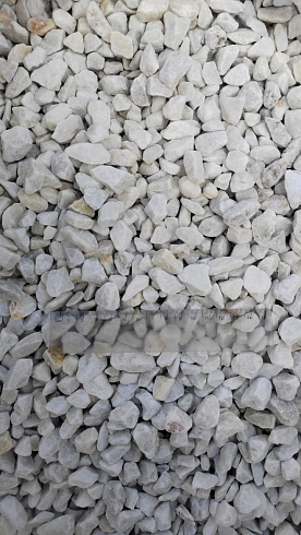 Kamenclub.ru: Мраморная крошка, щебень, цвет-белый, фр. 10-20 мм.  купить в Московской области мрамор белый, молочный айвори каменная ландшафтная декоративная крошка шебня 12000 руб/т   фото КАМЕНЬ КЛУБ
