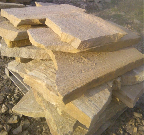 Kamenclub.ru: Форматный камень (плаха) пошаговая дорожка от 70-150 см (4 -12 см)  купить в Московской области плитняк  форматный плаха желтый песчаник 9 000 руб/т   фото КАМЕНЬ КЛУБ