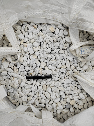 Kamenclub.ru: Мраморная крошка (щебень галтованный белый) фр.40-70 мм.  купить в Московской области мрамор белый молочный айвори окатанный округлый природный камень 17000 руб/т   фото КАМЕНЬ КЛУБ