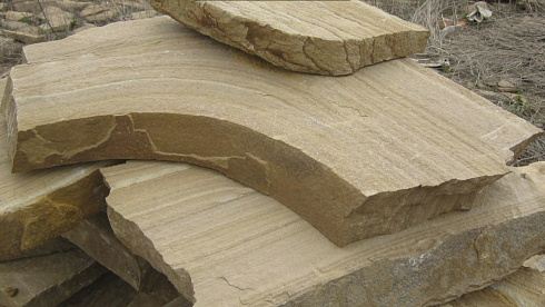 Kamenclub.ru: Форматный камень (плаха) пошаговая дорожка от 70-150 см (4 -12 см)  купить в Московской области плитняк  форматный плаха желтый песчаник 9 000 руб/т   фото КАМЕНЬ КЛУБ