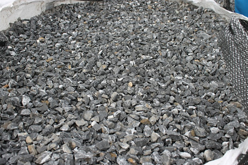 Kamenclub.ru: Щебень крошка черный (мрамор) фр. 20-40 мм.  купить в Московской области мрамор черный с белыми прожилками мраморная каменная крошка 11000 руб/т   фото КАМЕНЬ КЛУБ