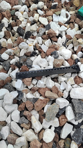 Kamenclub.ru: Мраморная крошка (щебень крошка микс : белый-черный-розовый) фр. 20-40 мм.  купить в Московской области мрамор белый, черный, розовый декоративная ландшафтная крошка 12000 руб/т   фото КАМЕНЬ КЛУБ