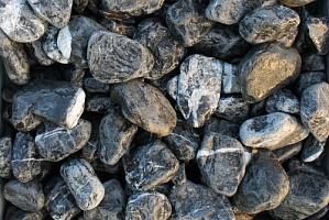 Kamenclub.ru: Щебень галтованный черный (мрамор) фр. 50-100 мм.  купить в Московской области мрамор черный с белыми прожилками щебень ландшафтный мраморный 15000 руб/т   фото КАМЕНЬ КЛУБ