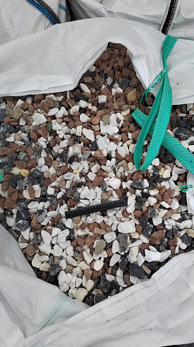 Kamenclub.ru: Мраморная крошка (щебень крошка микс : белый-черный-розовый) фр. 20-40 мм.  купить в Московской области мрамор белый, черный, розовый декоративная ландшафтная крошка 12000 руб/т   фото КАМЕНЬ КЛУБ