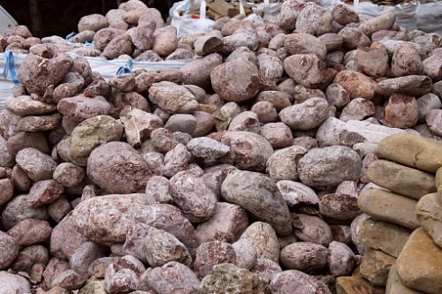 Kamenclub.ru: Розовый валунчик фр.100-300 мм.  купить в Московской области крупный природный камень розовый, серый молочный красный речной галечник природный 7850 руб/т   фото КАМЕНЬ КЛУБ