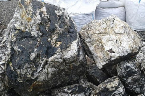 Kamenclub.ru: Черный гранит - кварцит фр. 100-500 мм.  купить в Московской области мрамор гранит черный с белыми прожилками, серый, белый валун скальный колотый 7000 руб/т   фото КАМЕНЬ КЛУБ