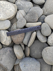 Kamenclub.ru: Галька речная плоская (серо-белая) фр. 70-120 мм. купить в Московской области галька галечник речной серый, белый окатанная плоская  природная галька 9000 руб/т   фото КАМЕНЬ КЛУБ