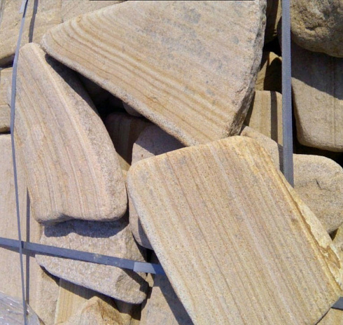 Kamenclub.ru: Песчаник пластушка галтованный желтый с рисунком (3 см)  купить в Московской области плитняк - пластушка желтый песчаник 21000 руб/м3   фото КАМЕНЬ КЛУБ