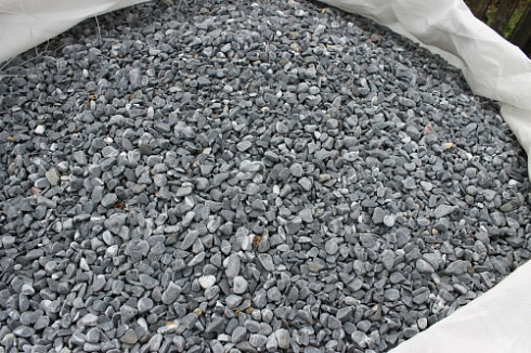 Kamenclub.ru: Щебень галтованный черный (мрамор) фр.10-20 мм.  купить в Московской области мрамор черный с белыми прожилками, черный, белый окатанный округлый ландшафтный декоративный щебень 15000 руб/т   фото КАМЕНЬ КЛУБ