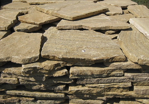 Kamenclub.ru: Песчаник пластушка желтый с рисунком (3 см)  купить в Московской области песчаник желтый с рисунком, рыжий, желтый песчаник пластушка ландшафтная рваная 8 500 руб/м3   фото КАМЕНЬ КЛУБ