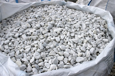 Kamenclub.ru: Мраморная крошка (щебень галтованный белый), фр.20-40 мм.  купить в Московской области мрамор белый бежевый молочный мраморный щебень декоративный 17000 руб/т   фото КАМЕНЬ КЛУБ