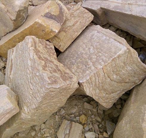 Kamenclub.ru: Песчаник пластушка желтый с рисунком (7-15 см)  купить в Московской области плитняк - пластушка - бут желтый песчаник 10200 руб/м3   фото КАМЕНЬ КЛУБ