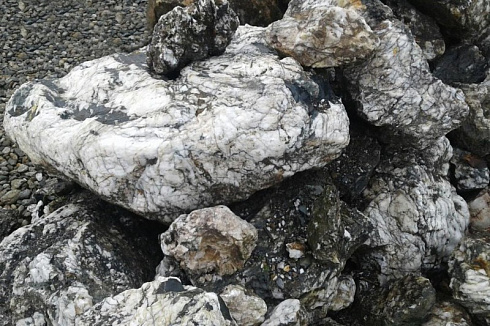 Kamenclub.ru: Черный гранит - кварцит фр. 100-500 мм.  купить в Московской области мрамор гранит черный с белыми прожилками, серый, белый валун скальный колотый 7000 руб/т   фото КАМЕНЬ КЛУБ