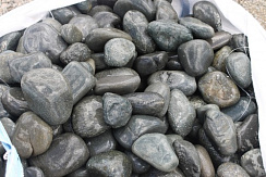 Kamenclub.ru: Темно-серый валунчик фр.100-300 мм.  купить в Московской области крупный природный камень серый, темно-серый, светло-серый речная галька большого размера окатанная 4500 руб/т   фото КАМЕНЬ КЛУБ