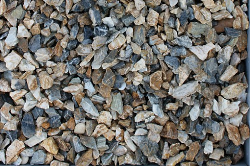 Kamenclub.ru: Мраморная крошка (щебень крошка медовый), фр. 10-20 мм.  купить в Московской области песчаник бежевый, серый каменная ландшафтная крошка  12000 руб/т   фото КАМЕНЬ КЛУБ