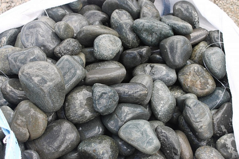 Kamenclub.ru: Темно-серый валунчик фр.100-300 мм.  купить в Московской области крупный природный камень серый, темно-серый, светло-серый речная галька большого размера окатанная 4500 руб/т   фото КАМЕНЬ КЛУБ