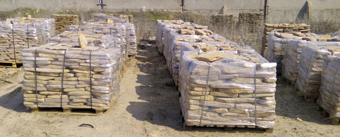 Kamenclub.ru: Песчаник пластушка галтованный желтый с рисунком (3 см)  купить в Московской области плитняк - пластушка желтый песчаник 21000 руб/м3   фото КАМЕНЬ КЛУБ