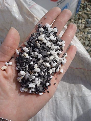 Kamenclub.ru: Мраморная крошка (щебень галтованный микс:белый-черный-розовый-медовый) фр.5-10 мм.  купить в Московской области мрамор белый, медовый, черный, розовый мраморный галтованный щебень декоративный ландшафтный 15500 руб/т   фото КАМЕНЬ КЛУБ