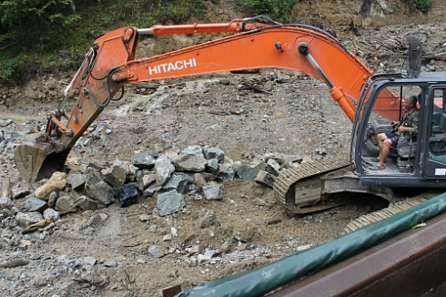 Kamenclub.ru: Гранит скальник (серо-зеленый) фр. 100-500 мм.  купить в Московской области гранит зеленый, серый, салатовый крупный ландшафтный валун 6 000 руб/т   фото КАМЕНЬ КЛУБ